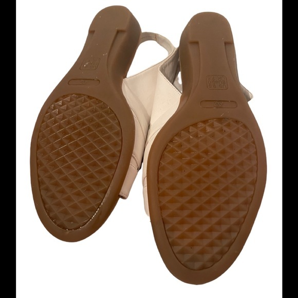 A2 by Aerosoles White Flower Open Toed Shoes Size 7.5 - Picture 4 of 6